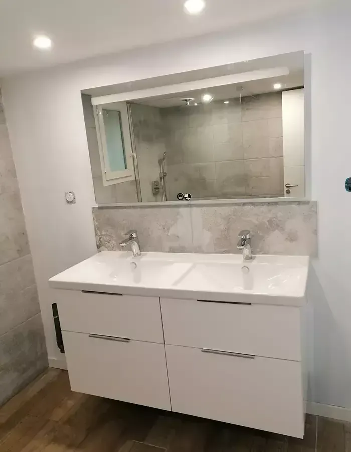 Installation de salle de bains modern à Saint-Étienne